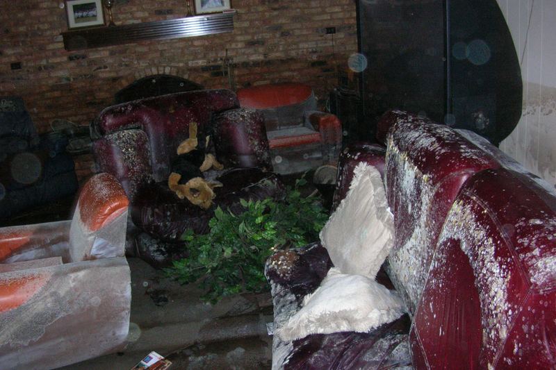 Salon après de graves dégâts des eaux